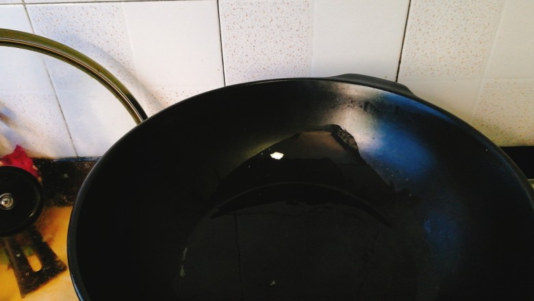家常菜+红烧小黄花鱼,取一口陶瓷炒锅，加入适量油