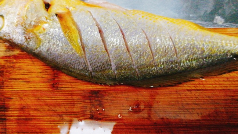 家常菜+红烧小黄花鱼,将在鱼身上划上几刀