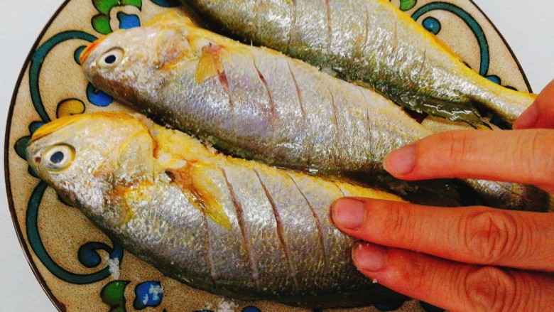 家常菜+红烧小黄花鱼,用手涂抹均匀，腌制5~10分钟