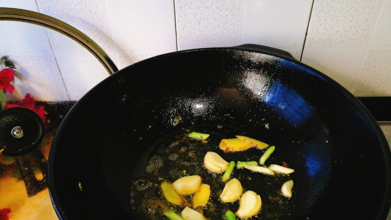 家常菜+红烧小黄花鱼,锅里留油，葱白，姜片 蒜头爆香