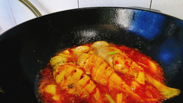 家常菜+红烧小黄花鱼,小火煮，慢慢收汁入味