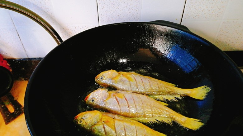 家常菜+红烧小黄花鱼,摆入鱼