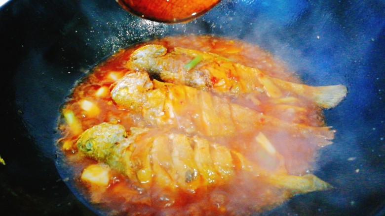 家常菜+红烧小黄花鱼,将煎好的鱼轻轻放入 ，用勺子舀起汁均匀的淋在鱼身上，