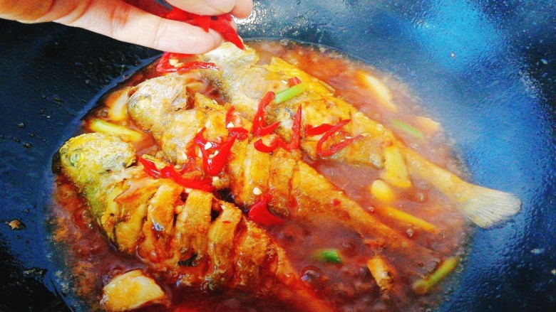 家常菜+红烧小黄花鱼,最后撒上小红椒，葱花即可出锅