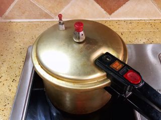 懒人灌汤小笼包,加完所有调料和清水后 
用高压锅中火压30分钟左右