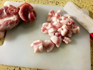 懒人灌汤小笼包,猪肉馅可以选偏瘦一些的、太肥的不要
把猪肉剁成肉馅