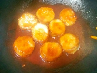 菌菇料理~茄汁杏鲍菇肉肉盒,另起一锅，加少许清水，放番茄酱熬开后放入杏鲍菇
