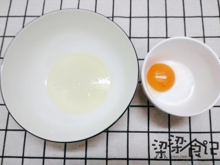火烧云吐司,鸡蛋打开，分离蛋白和蛋黄，要小心地保证蛋黄是完整的哦