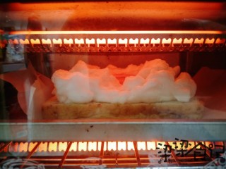 火烧云吐司,放入烤箱，开120度烤10分钟后转150度烤1分钟上色，实际温度看自家烤箱脾气哦