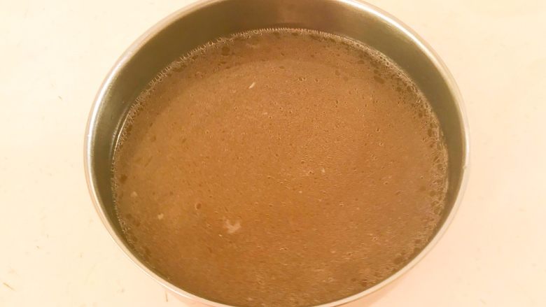二伏面   清汤鸡丝面,把做好的汤汁倒入碗中备用