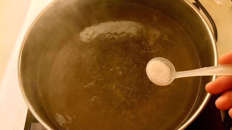 二伏面   清汤鸡丝面,锅里加入冷水烧开后加入精盐