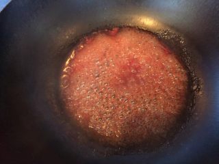 软炸里脊,锅中放入少许水烧开后倒入拌好的料（图8），用小火慢慢将水份蒸发，成糖浆状