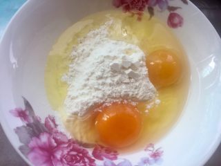 软炸里脊,面粉和鸡蛋加入适量水和盐搅拌成糊状
