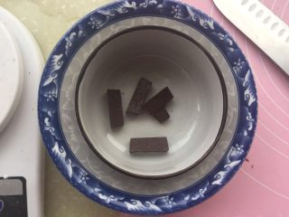 植物油百力滋,准备一个碗加热水
在准备一个小碗放入巧克力
