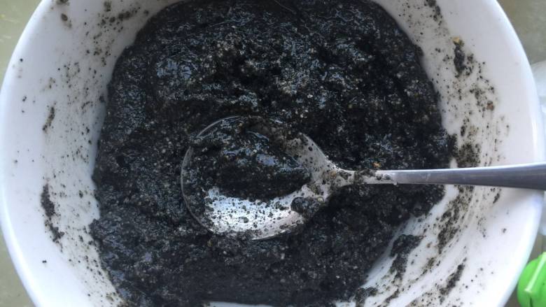 黑芝麻花生汤圆,从破壁机中转到碗里 用勺子翻拌均匀
加入玉米油和绵白糖  搅拌均匀
