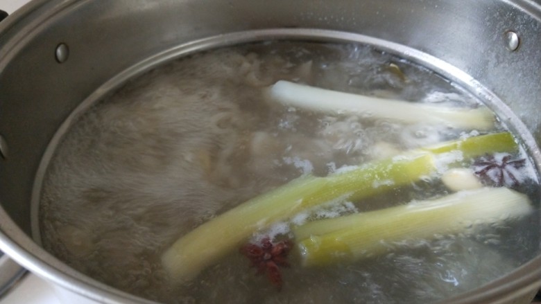水晶五香猪皮冻,倒入蒸锅中煮，倒入半锅清水，开锅转小火慢慢熬制两至三个小时。汤汁浓稠就可以。