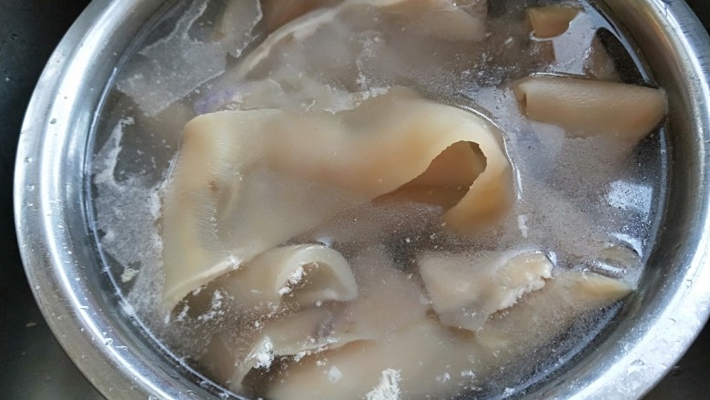 水晶五香猪皮冻,捞出来放入冷水中。