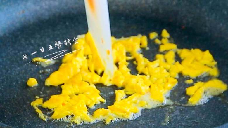彩虹杂蔬饭,加少许油将蛋黄炒成蛋黄碎。
