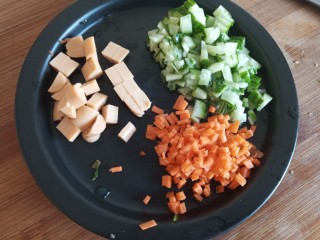 辅食:时蔬米饭挞,辅食肠。胡萝卜，黄瓜，切碎
