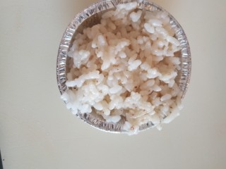 辅食:时蔬米饭挞,把米饭拌上沙拉汁（可以不放）放入蛋挞托内