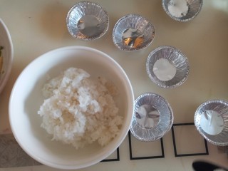 辅食:时蔬米饭挞,米焖成软一点的米饭，蛋挞托清洗干净