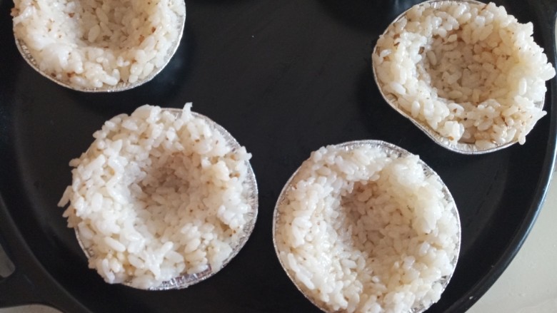 辅食:时蔬米饭挞,全部装好的米饭挞放在烤盘上