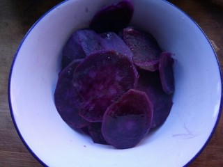 香蕉紫薯土司卷,紫薯去皮切片，上锅蒸熟。