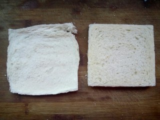 香蕉紫薯土司卷,用擀面杖压平，左边是压好的，右边是没有压的，可以做对比。