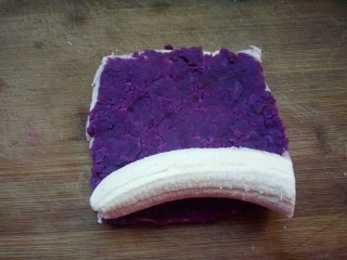 香蕉紫薯土司卷,一根香蕉切成土司片大小，放在上面。