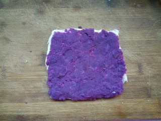香蕉紫薯土司卷,压好的土司片上，均匀的抹上一层紫薯泥。
