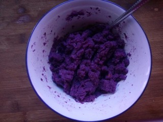 香蕉紫薯土司卷,捣成泥状。如果太干，可以加入适量的牛奶或蜂蜜。