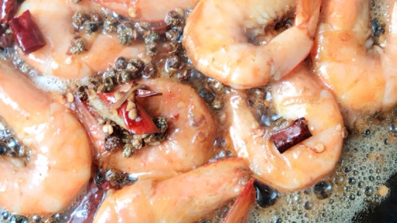 油焖椒麻虾
,油温不要太高，放入虾炒10秒，放入辣椒花椒，少许食用油，焖至虾皮酥软即可