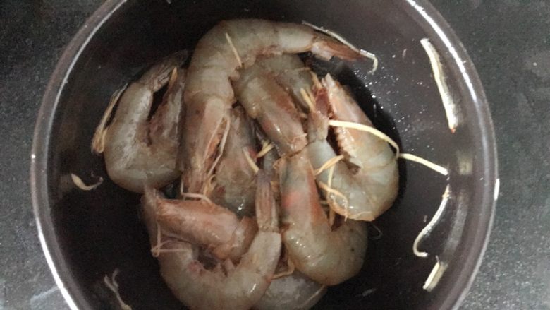 油焖椒麻虾
,腌制