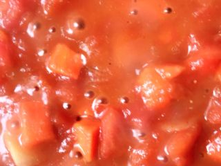 茄汁虾仁,放入番茄炒至酱汁，依次放入胡萝卜，黄瓜