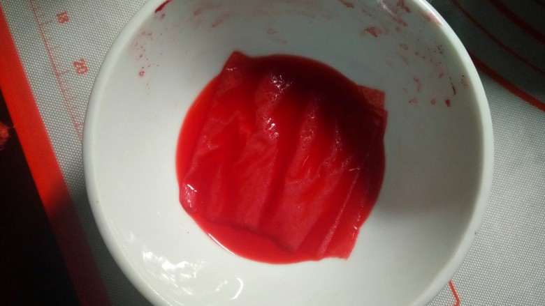 红豆包,碗里倒适量的水，用牙签蘸点红色色素与水充分混合，放入一张厨房纸。
