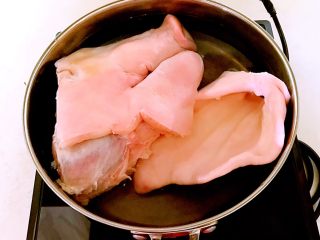 秘制香卤猪头肉,锅里加入冷水，放入猪头焯水，一次放不下，分2次焯水