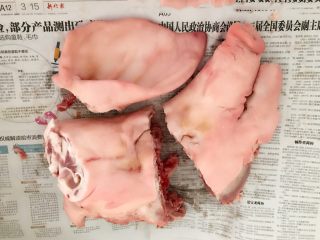 秘制香卤猪头肉,把猪耳朵切下来，把猪头分为三块，清洗干净