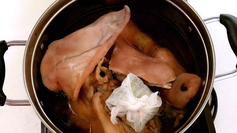 秘制香卤猪头肉,水量没过猪头，放入调料包