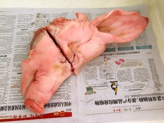 秘制香卤猪头肉,半个猪头，把猪头从中间切开，才能放进锅里