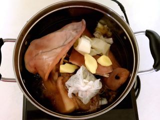 秘制香卤猪头肉,加入姜片和葱段