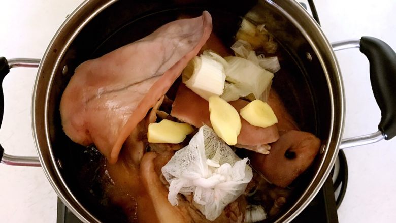 秘制香卤猪头肉,加入姜片和葱段