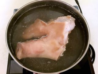 秘制香卤猪头肉,水烧开后煮5分钟