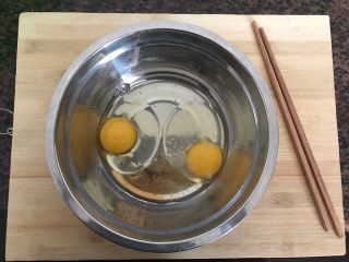 大葱辣椒炒鸡蛋,鸡蛋磕入碗内，加少许料酒和一丢丢细盐