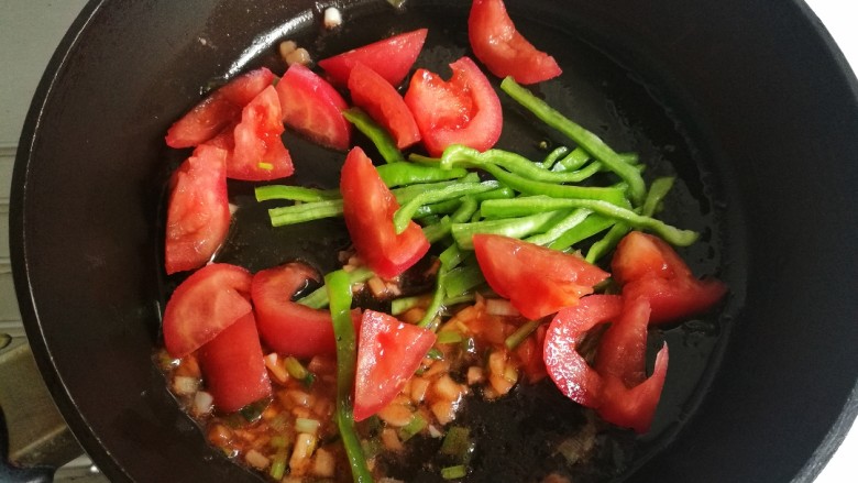 家常炒茄丝,再放入尖椒丝，西红柿炒香。