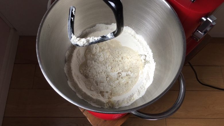 奶香老式面包,加入发酵液搅拌。