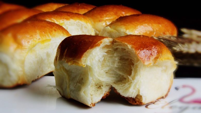 奶香老式面包,掰开面包看看，里面层次分明，拉丝效果漂亮。