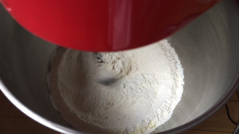奶香老式面包,启动厨师机搅拌一下。