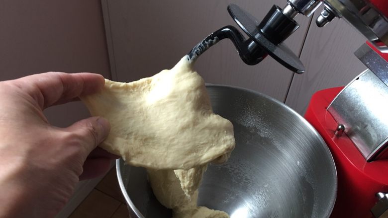 奶香老式面包,检查面团硬湿度，已经可以出膜了。