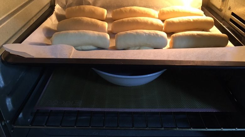 奶香老式面包,送入烤箱二次发酵60分钟，方法同上。
