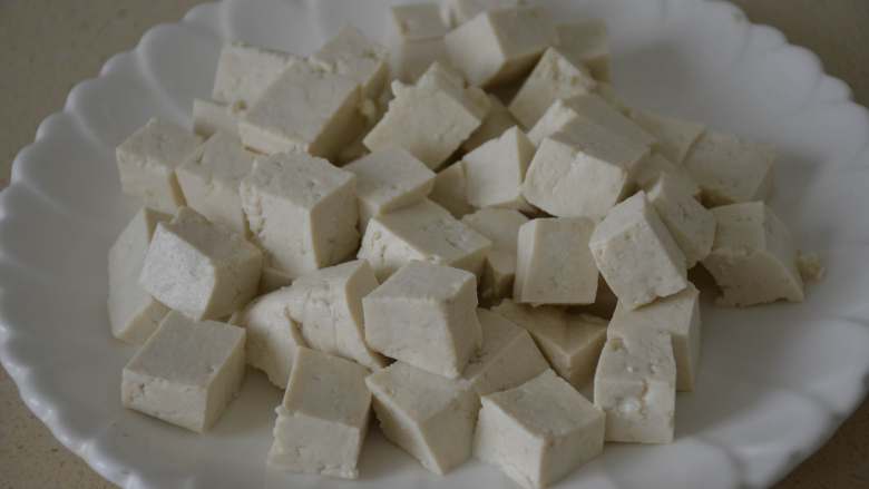 香椿拌豆腐,豆腐切小块。